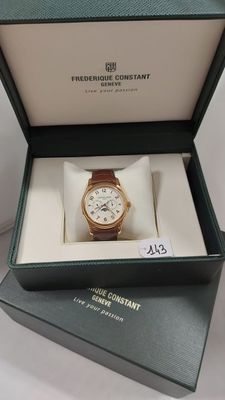 l'image d'une montre dans une boîte posée sur une table