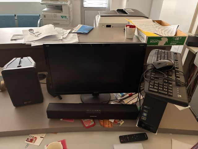 Configuration informatique Acer, écran plat. Photocopieur REX ROT...