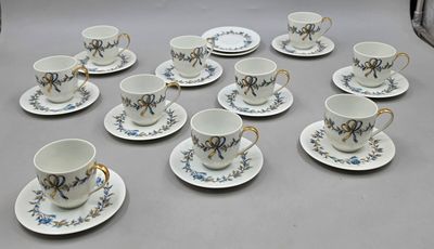 les nombreuses tasses et soucoupes qui se trouvent sur la table