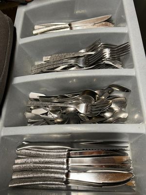 Lot de 40 couverts dans un support en plastique gris. - Photo 1