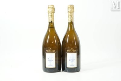 deux bouteilles de vin posées l'une à côté de l'autre sur une surface blanche