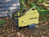 une machine jaune posée sur le sol