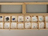 une boîte en bois remplie de rouleaux de papier toilette et d'autres objets