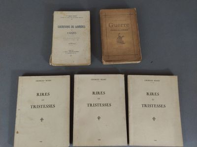 trois livres sont posés sur une table les uns à côté des autres
