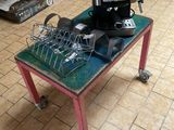 une table sur laquelle est posée une cafetière