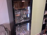 un réfrigérateur qui se trouve dans le coin d'une pièce
