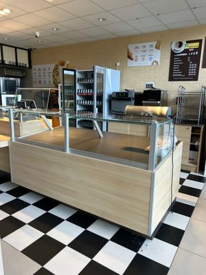 une photo d'un restaurant avec un sol en damier