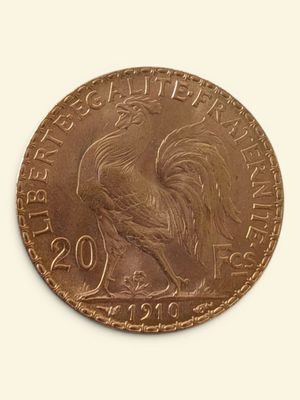 une vieille pièce de monnaie sur laquelle figure un coq, sur un fond blanc