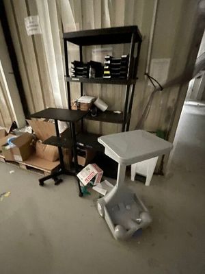 une pièce avec un bureau et une chaise
