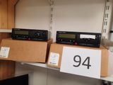 deux radios posées sur une étagère dans un magasin