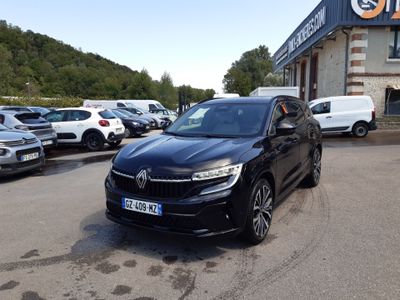 une voiture noire garée devant un bâtiment