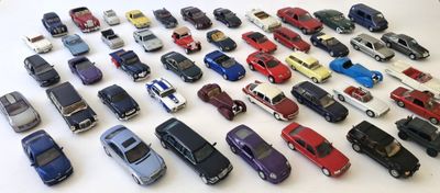 un grand nombre de voitures-jouets qui se trouvent sur la table