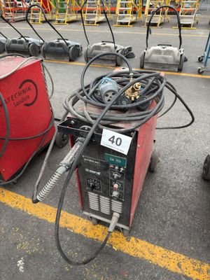 beaucoup de matériel de soudure par terre sur le parking