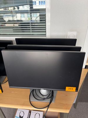 un bureau sur lequel sont posés deux écrans et un ordinateur portable