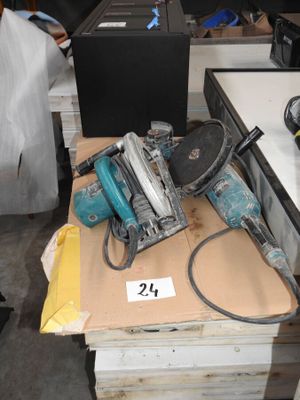 un grand nombre d'outils posés sur une table