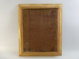 un vieux cadre en bois avec un fond marron sur une surface blanche