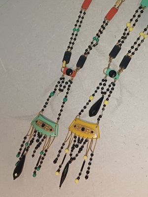 Deux ceintures bijoux en perles et plaques en résine noir ja…