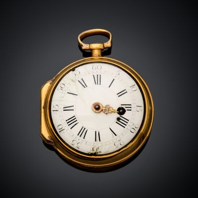 une montre de poche en or avec des chiffres romains sur le cadran