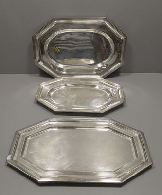 deux plateaux en argent, surmontés d'un miroir, posés sur une table