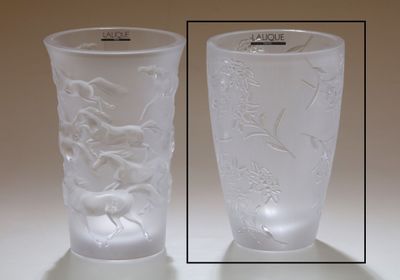 deux vases en verre décorés, posés sur une table