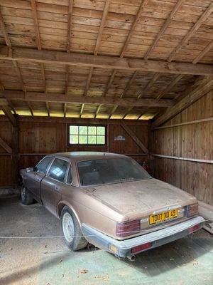une voiture garée dans un garage