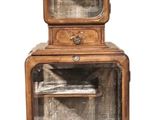 une petite armoire en bois surmontée de portes vitrées