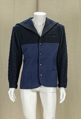 une photo d'un mannequin portant une veste bleue et noire