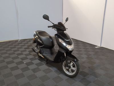 un scooter garé dans une pièce