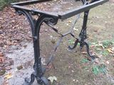 une table posée au milieu d'un champ