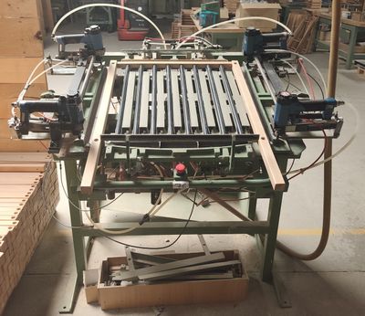 une image d'une machine qui travaille sur un morceau de bois