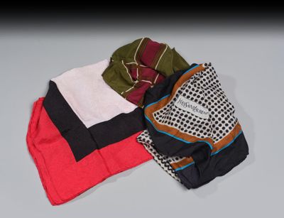 trois paires de chaussettes pour homme sont empilées les unes sur les autres