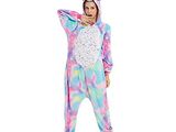 une femme déguisée en licorne posant pour une photo