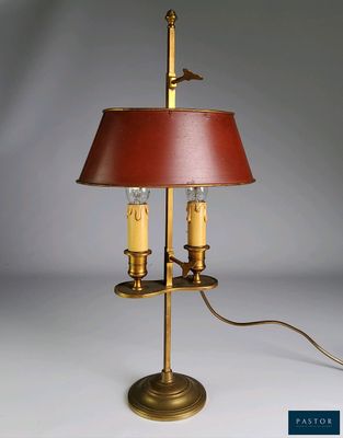 une photo d'une lampe de table surmontée d'un abat-jour rouge