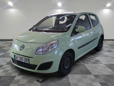 une photo d'une petite voiture verte garée dans un garage