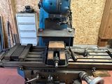 une machine posée sur une table dans une pièce