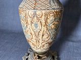 une lampe posée sur une table