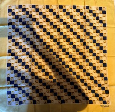 une couette jaune et bleue à carreaux