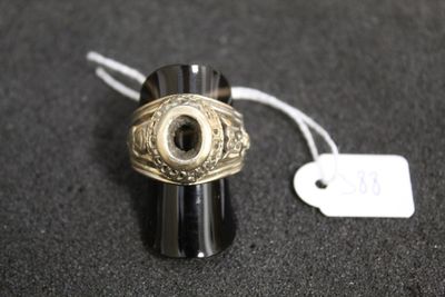 un anneau posé sur un objet noir