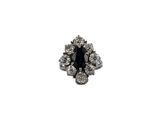 un gros plan d'une bague sertie d'un diamant noir et blanc sur fond blanc