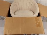 une boîte en carton contenant une chaise