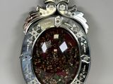 broche en argent sterling et verre rouge, dans un cadre en argent