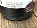 une bouteille de vin posée sur une table, avec une étiquette dessus