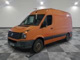 une photo d'une camionnette orange garée dans un garage