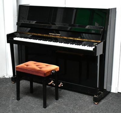 HOFMANN & CZERNY Piano droit laqué noir. Numéroté 495175.