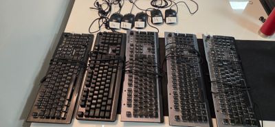 beaucoup de claviers posés sur une table