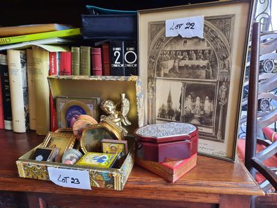 une table en bois sur laquelle sont posés des livres et une image représentant une horloge