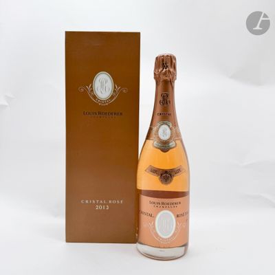 une image représentant une bouteille de champagne à côté d'une boîte
