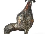 statue d'un coq posée sur un socle en bois, sur fond blanc