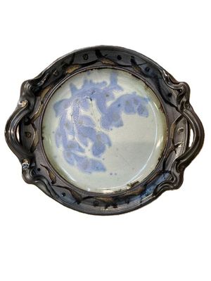 a picture of a picture of a blue and white plate