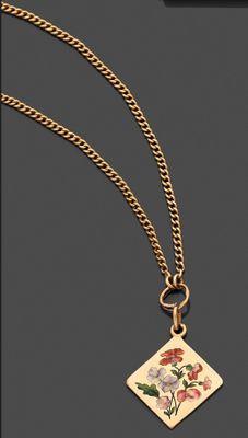 une photo d'un collier en or orné d'un motif floral